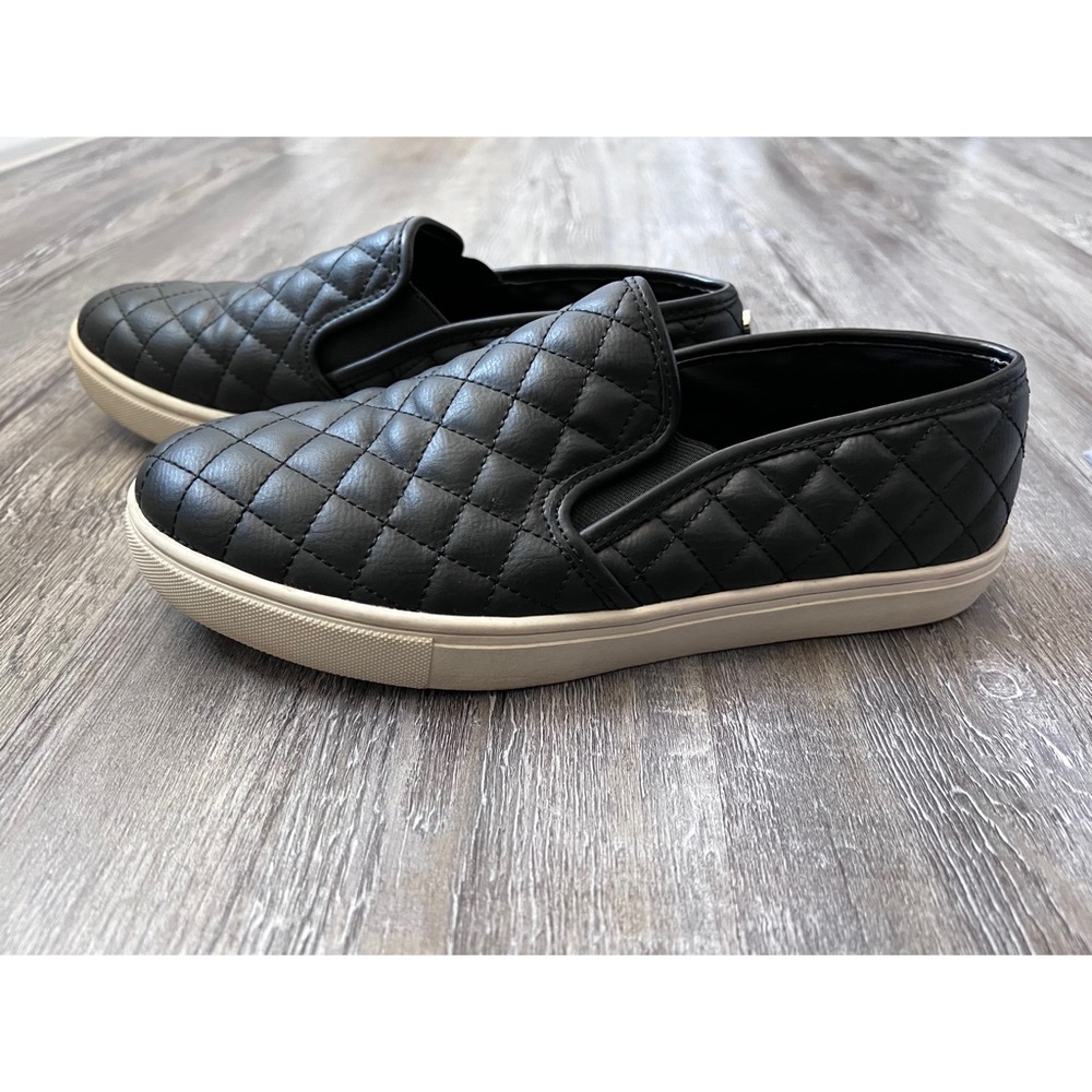 Steve Madden ECENTRCQ BLACK slip ons- size 10m, fit like a 9